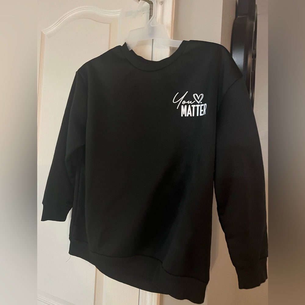 SHEIN Black Crewneck Sweater with Ribbed Cuffs